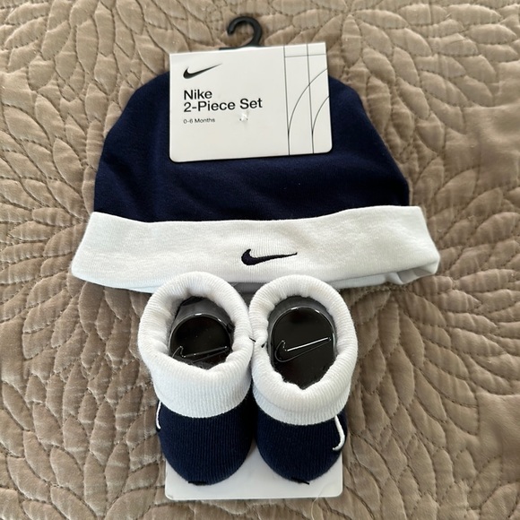 🌻Host Pick 🌷Nike baby beanie/booties set - Picture 1 of 5